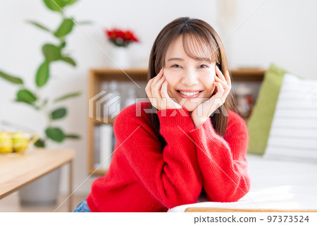 年輕女子在客廳放鬆 年輕女子在客廳放鬆 97373524