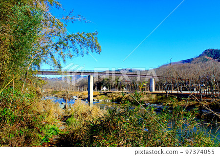 [Saitama] Nagatoro in winter: Kinseki Water Pipe Bridge and blue sky looking up from the Arakawa River 97374055