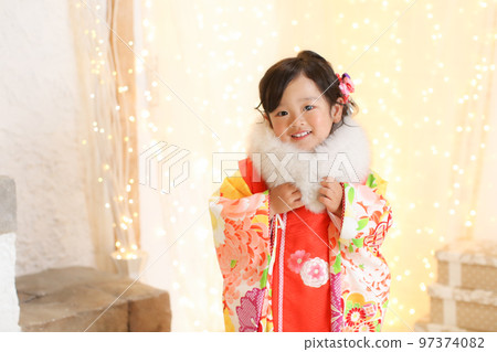 對著七五山微笑的少女 97374082