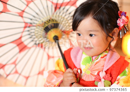 Shichigosan umbrella and close-up girl 97374365