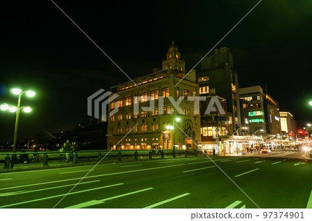 晚上從四條橋看到的四條河原町 晚上從四條橋看到的四條河原町 97374901