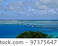 從伊良部島的牧山展望台看到的伊良部大橋 97375647