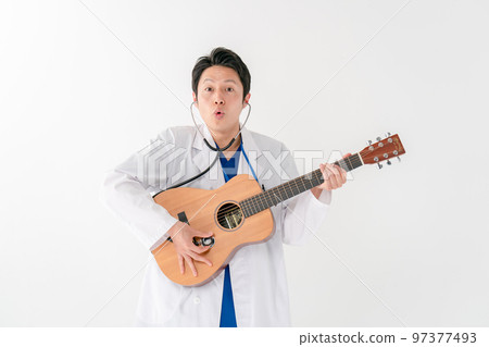 吉他醫生男性白色背景 97377493