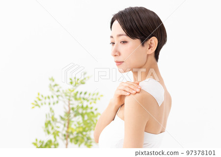 應用膏藥白色背景的婦女 97378101