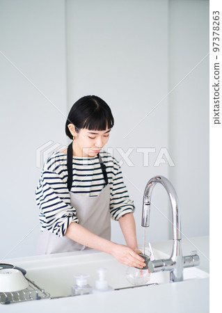 洗碗在廚房裡的女人 洗碗在廚房裡的女人 97378263