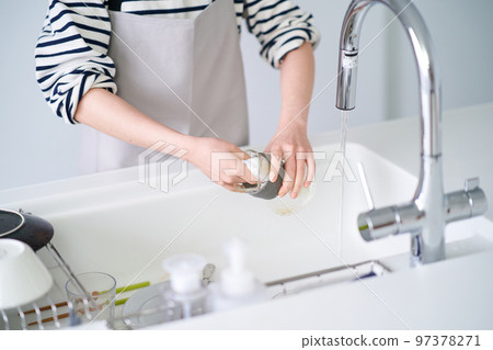 洗碗在廚房裡的女人 洗碗在廚房裡的女人 97378271