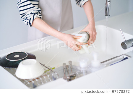 洗碗在廚房裡的女人 97378272