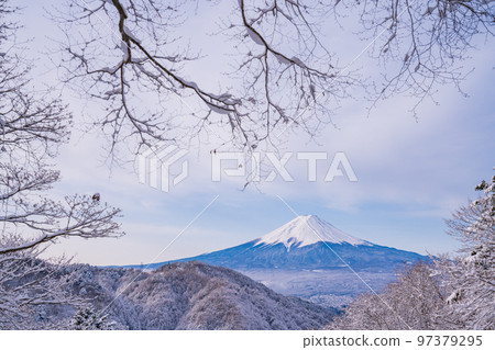 (山梨縣)日本的冬季風景,從白雪皚皚的御坂隘口看到的富士山 (山梨縣)日本的冬季風景,從白雪皚皚的御坂隘口看到的富士山 97379295