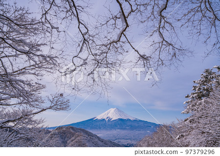 (山梨縣)日本的冬季風景,從白雪皚皚的御坂隘口看到的富士山 (山梨縣)日本的冬季風景,從白雪皚皚的御坂隘口看到的富士山 97379296
