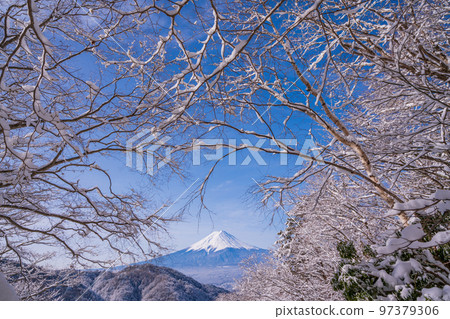 (山梨縣)日本的冬季風景,從白雪皚皚的御坂隘口看到的富士山 (山梨縣)日本的冬季風景,從白雪皚皚的御坂隘口看到的富士山 97379306