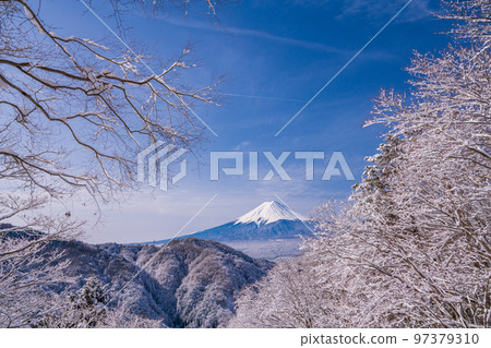 (Yamanashi Prefecture) Japan's winter scenery, Mt. Fuji seen from the snowy Misaka Pass (Yamanashi Prefecture) Japan's winter scenery, Mt. Fuji seen from the snowy Misaka Pass 97379310