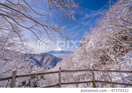 （山梨縣）日本的冬季風景，從白雪皚皚的御坂隘口看到的富士山 97379322