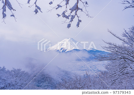 (山梨縣)日本的冬季風景,從白雪皚皚的御坂隘口看到的富士山 (山梨縣)日本的冬季風景,從白雪皚皚的御坂隘口看到的富士山 97379343
