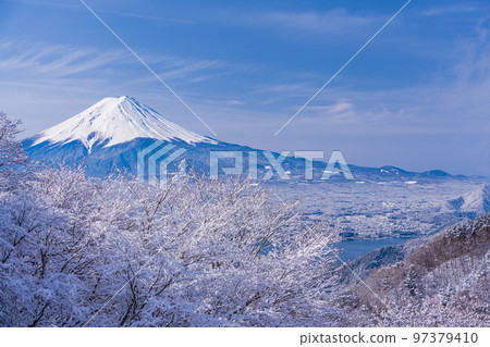 （山梨縣）日本的冬季風景，從白雪皚皚的御坂隘口看到的富士山 97379410
