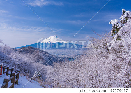 (山梨縣)日本的冬季風景,從白雪皚皚的御坂隘口看到的富士山 (山梨縣)日本的冬季風景,從白雪皚皚的御坂隘口看到的富士山 97379417