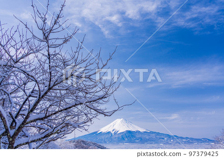 (Yamanashi Prefecture) Japan's winter scenery, Mt. Fuji seen from the snowy Misaka Pass 97379425