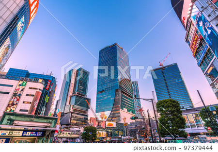 日本東京的城市景觀 澀谷的新風景。邁向澀谷 4 樓時代的曙光，即將完工的櫻丘再開發大樓的外觀 = 12 月 16 日 97379444