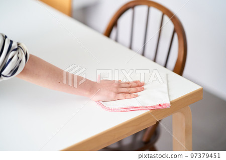 抹餐桌的少婦 97379451