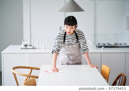 抹餐桌的少婦 97379453