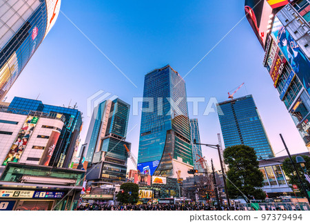 日本東京的城市景觀 澀谷的新風景。邁向澀谷 4 樓時代的曙光，即將完工的櫻丘再開發大樓的外觀 = 12 月 16 日 97379494