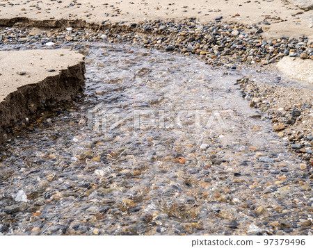 河水潺潺流過沙灘。 97379496