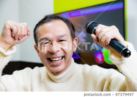 歌廳裡樂得唱好歌的中年男人 歌廳裡樂得唱好歌的中年男人 97379497