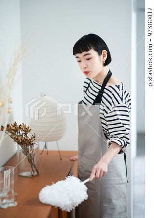 打掃房間的年輕女子 打掃房間的年輕女子 97380012