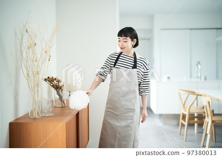 Young woman cleaning the room 97380013