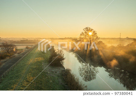 “埼玉縣”見沼稻田的晨霧美景 97380041