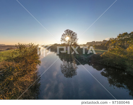 “埼玉縣”見沼稻田的晨霧美景 “埼玉縣”見沼稻田的晨霧美景 97380046