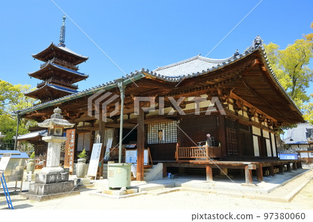 [Kagawa Prefecture] Shikoku Sacred Site "No. 70 Fudasho" Spring Honzan Temple (Main Hall and Five-storied Pagoda) 97380060