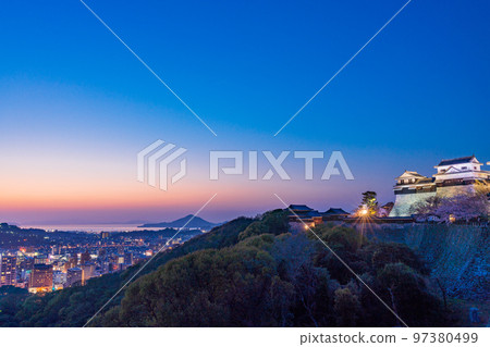 （愛媛縣）松山市景和燈火通明的松山城 97380499
