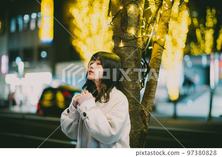 Date meeting in the middle of winter 97380828