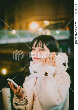 Date meeting in the middle of winter 97380911