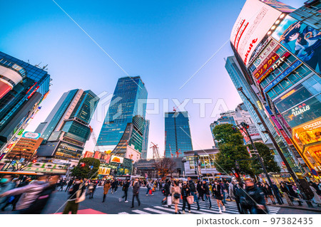 日本東京街景六座澀谷建築並列，澀谷新風景。即將竣工的櫻丘口再開發大樓外觀 = 12 月 16 日 97382435