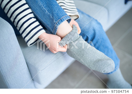 在房間裡穿襪子的年輕女人 97384754