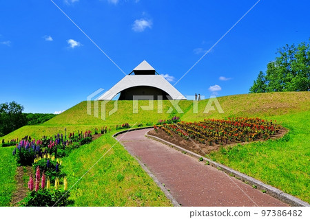 北海道美瑛町的夏天“北星之丘展望公園金字塔展望台” 北海道美瑛町的夏天“北星之丘展望公園金字塔展望台” 97386482