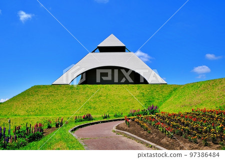 北海道美瑛町的夏天“北星之丘展望公園金字塔展望台” 97386484