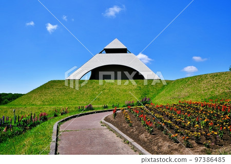 北海道美瑛町的夏天“北星之丘展望公園金字塔展望台” 北海道美瑛町的夏天“北星之丘展望公園金字塔展望台” 97386485