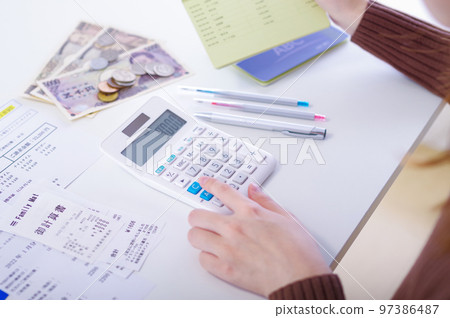 A woman who calculates money 97386487