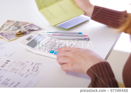 A woman who calculates money 97386488
