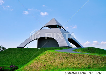 北海道美瑛町的夏天“北星之丘展望公園金字塔展望台” 北海道美瑛町的夏天“北星之丘展望公園金字塔展望台” 97386929