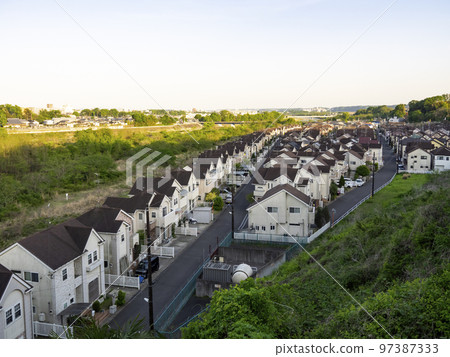 東京郊區的現房景觀。 東京郊區的現房景觀。 97387333