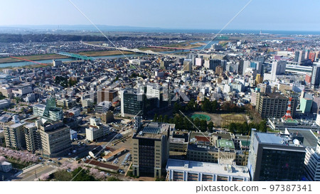 俯瞰神通川的富山市街道鳥瞰圖 97387341