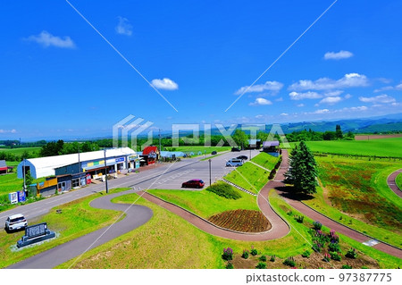 夏季的北海道美瑛町“北星之丘觀察公園” 夏季的北海道美瑛町“北星之丘觀察公園” 97387775