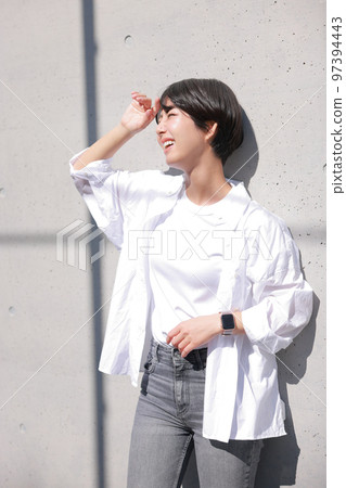 強烈陽光下的女性肖像_1 97394443