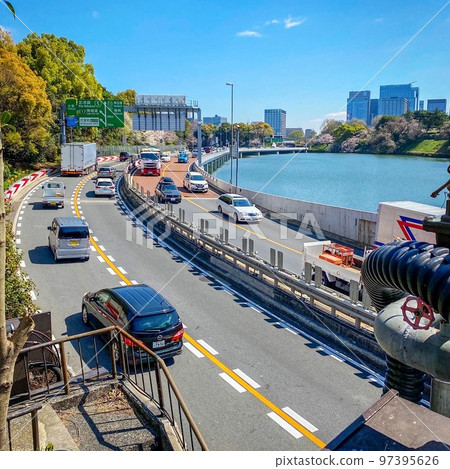 《東京》千鳥淵附近的首都高速公路 《東京》千鳥淵附近的首都高速公路 97395626