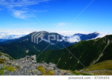 來自南阿爾卑斯相野岳一側的北嶽山莊和北岳 來自南阿爾卑斯相野岳一側的北嶽山莊和北岳 97395859