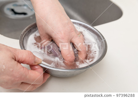 [Preparing the stir-fried pork liver with beer] 97396288