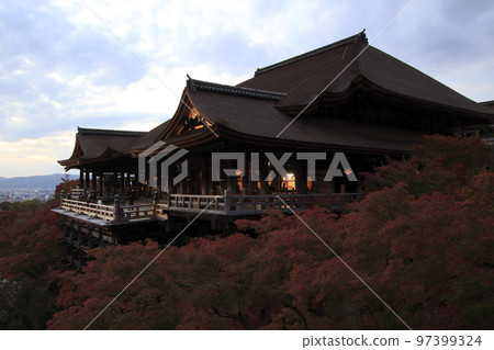 At Kiyomizu-dera in the evening colored with autumn leaves At Kiyomizu-dera in the evening colored with autumn leaves 97399324